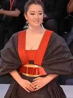 美人美在骨而不在皮，巩皇气场强大……