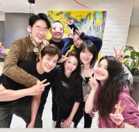 陈乔恩夫妇亲自下厨办家宴！亲密搭肩秀恩爱，舒淇手上记佛器抢眼