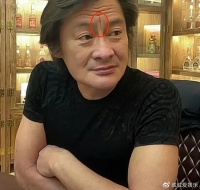 有颜有钱的实力唱将，如今55岁却满脸皱纹，被网友称为“酒蒙子”