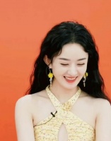 35岁赵丽颖直播截图美翻，黄色碎花裙配卷发，粉丝找不到形容词夸