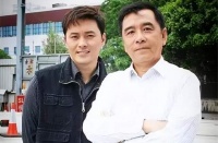 58岁港星定居内地当志愿者！耐心指导老者扫码，无惧风雨忙到深夜