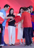 董洁参加活动被当众排挤，被挡住镜头挤到后面，满脸心酸与无奈！