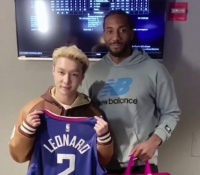 梦幻联动！中国歌手张艺兴与小卡亲密互动 快船官方：羊+Klaw