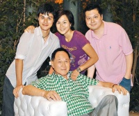 赵世曾39岁长子与家人庆生，全家合照罕见曝光，姐弟仨同父异母