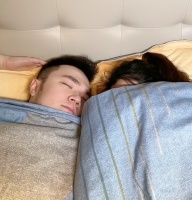 宋丹丹儿子和老婆大秀恩爱，搂肩摸脸十分宠溺，躺床上表演太喜感