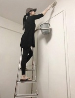 周慧敏财富过亿却自己装修房子，55岁踩梯子刷漆，旧桌子舍不得扔
