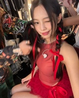 BLACKPINK Jennie演唱会中途脚伤复发，晒后台美照秀出结实肌肉