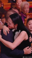 曹郁姚晨夫妇，曹郁获奖，姚晨激动现场大抱曹郁激动含泪