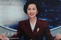 央视女主持人退休后生活曝光，蹲地上挖羊粪被赞接地气