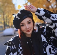 41岁李小璐恋情疑曝光，与小鲜肉街头摆拍，引起网友热议