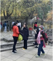 马思纯爬香山被网友偶遇 与友人聊天笑容满面状态佳