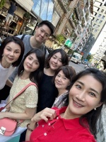 阔太谢玲玲回老家，娘家人个个颜值都很高，与谢玲玲五官几乎一样