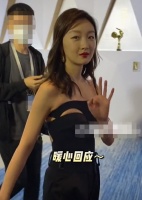 周冬雨金鸡节造型太惊艳！穿抹胸衣大秀美背，和杜江同台气场强大