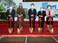 李家诚出席动土仪式，39岁徐子淇低调作陪，打扮素朴仍难掩气质