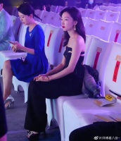 周冬雨惊艳出席金鸡节！连体抹胸裤大秀美背，开幕演讲点亮金鸡