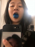 杨丽萍外甥女惹争议！在国外舌头涂蓝画面诡异，与男性亲密搂抱嘟嘴