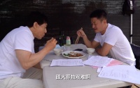 成龙吴京合作新戏，在片场同吃一份盒饭，米粒掉桌上捡起来吃