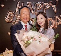 郭台铭不受富士康风波影响，高调为妻子曾馨莹庆生，捐68万做慈善