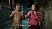 生死：傻子正和美女聊天，不料下秒美女撩开裤子擦腿，傻子看直了
