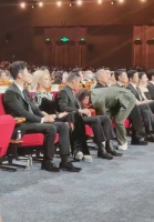 成龙颁奖现场亲自修椅子！半蹲在地一脸尴笑，张涵予陈道明齐帮忙