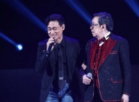 90岁胡枫举办演唱会，张学友现身支持当众下跪，胡枫感动落泪