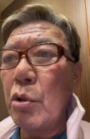 70岁的李立群和好友聚会，桌上摆一盘黄瓜丝，引起网友热议