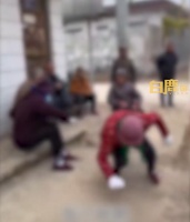 网红装扮成“老人”后空翻，吓到围观老人，网友：一点也不好笑，真的会把老人吓出病