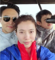 袁咏仪张智霖16岁儿子正脸曝光，五官精致阳光帅气遗传爸妈好基因