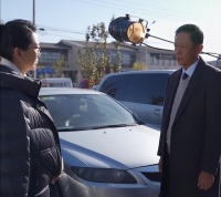 王志文街边拍戏气场强，与江珊对视好严肃，被粉丝认出大喊名字