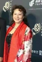 唐国强混血老婆真是国泰民安脸，穿红外套不仅不俗气，还特别富贵