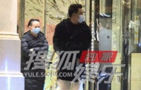 宋丹丹素颜现身酒店门口！双手抱胸太霸气，老公一头银发好显眼