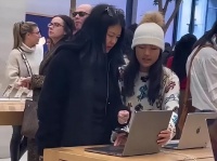李湘母女在伦敦逛苹果店，真实相貌被偷拍曝光，与美颜照差别太大