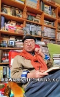 75岁李保田近照罕曝光！跷二郎腿精神矍铄，书房堆满杂物装修朴素