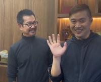 65岁元彪私下聚会照曝光！一脸胡茬十分帅气，胳膊上全是凸起青筋