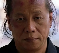 74岁梁小龙客厅练习打拳！穿背心一身紧实肌肉，满头黄发太抢眼