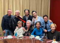 59岁叶童和友人聚会喝酒，全脸通红疑似醉酒，穿豹纹长裤身形消瘦