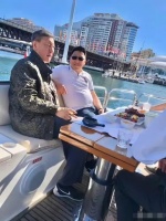 韩磊现身澳大利亚，坐游艇抽雪茄与美女合照，眼袋肿大神色显疲惫