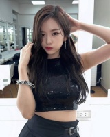 IVE成员安宥真SNS发照 穿小黑裙气质美艳
