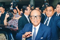 李嘉诚出门带一堆保镖，刘銮雄也是如此，霍启刚夫妻却从不带保镖
