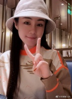 “乡爱”王小蒙晒豪宅内景！奢华装修院子超大，穿睡衣臃肿如大妈