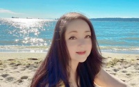 薛宝钗扮演者定居加拿大，57岁打扮似少女，是房地产行业富婆！
