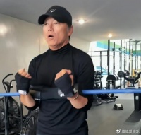 苗侨伟近照曝光！满身肌肉不似64岁，公开支持女儿晒性感泳装照
