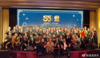 64岁朱玲玲现身晚宴！身材发福皮肤紧致，二婚老公满头白发太抢镜