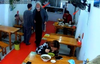 张纪中带娇妻小吃店吃饭！点一桌菜十分豪气，过于低调无路人认出