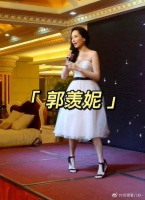 48岁港姐郭羡妮商演捞金，面容衰老身形瘦弱，远嫁河南农村11年