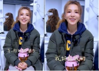 央视朱迅一双鞋穿十几年！鞋头破到掉皮也不换，抱大水杯坐化妆间