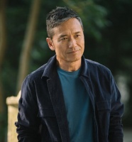 64岁苗侨伟近况曝光，展示惊人体力，举重打沙包练出完美线条