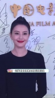 高圆圆高马尾造型，一身黑色长裙配上迷人的笑容真的好美啊