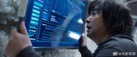 沈腾听到了呼叫，瞬间有了希望，和袋鼠站在一起