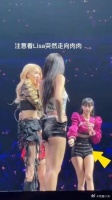 Lisa在演唱会上帮队友系鞋带，真的好暖心